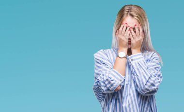 Genç Sarışın kadın ağlayarak süre elleriyle yüzünü kapsayan üzgün ifade ile izole arka plan yüzünden. Depresyon kavramı.