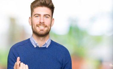 Genç yakışıklı bussines adam beckoning gel burada mutlu ve gülümseyerek el davet ile jest