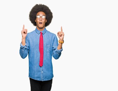 Gözlük ve kırmızı kravat giyen afro saçlı genç Afro-Amerikalı iş adamı şaşırtmak ve yukarıya bakıp parmakları ile işaret şaşırttı ve silah kaldırdı.