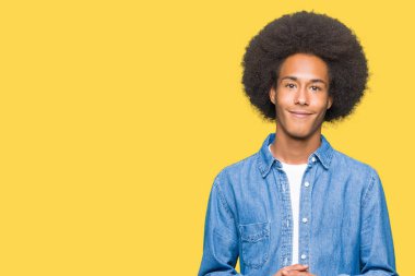 Afro saç el ele tutusun genç Afro-Amerikan adamla ve parmakları rahat ve neşeli gülümseyen geçti. Başarı ve iyimser