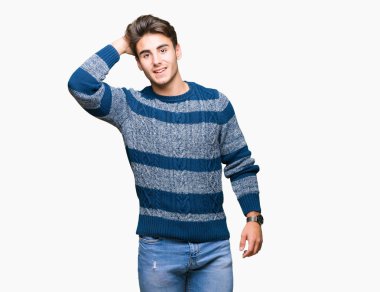 Yakışıklı delikanlı el jest yukarıya ile kendine güvenen dokunaklı saç gülümseyerek, çekici poz izole arka plan üzerinde