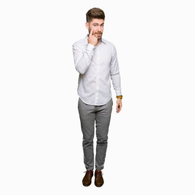 Genç yakışıklı iş dostum işaret jest göz izlemek için şüpheli ifade