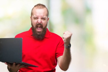 Beyaz delikanlı bilgisayar dizüstü izole arka rahatsız üzerinde ve sinirli bağırarak öfke, çılgın ve bağrışmalar yükseltilmiş el, öfke kavramı ile kullanma