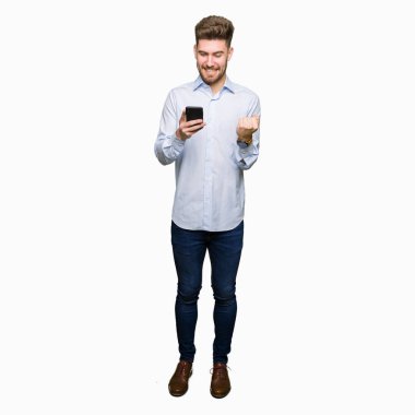 Genç yakışıklı adam iş gurur çığlık ve zafer ve başarı çok heyecanlı, duygu tezahürat kutluyor smartphone kullanarak