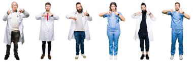 Kolaj gruba doktorlar ve cerrahlar üzerinde beyaz bir arka plan yapmak yukarı ve aşağı başparmak, anlaşmazlık ve anlaşma ifade izole. Deli çatışma