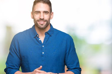 Genç yakışıklı adam arka plan eller birlikte izole ve rahat ve neşeli gülümseyen parmak çarpı işareti. Başarı ve iyimser