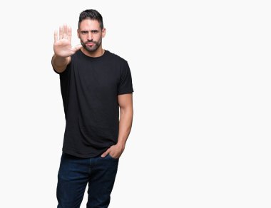 Yakışıklı delikanlı dur yapıyor izole arka plan üzerinde şarkı elin avuç ile. Negatif ve ciddi bir jest yüz ifadesiyle uyarı.