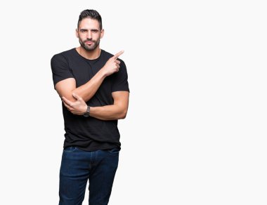 Yakışıklı delikanlı izole üzerinden reklam, ciddi ve sakin yüz gösterilen yan el parmak ile işaret arka plan