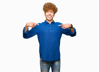 Yüzünde gülümseme ile kendinden emin görünüyorsun, kendini gururlu ve mutlu parmakları ile işaret afro saçlı Genç yakışıklı zarif adam.