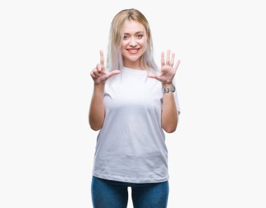 Genç Sarışın kadın gösterilen ve parmakları ile işaret izole arka plan yüzünden kendinden emin ve mutlu gülümseyerek süre yedi numara.