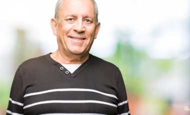 Yüzünde mutlu ve güzel bir gülümseme ile kış çizgili süveter giymiş yakışıklı komuta sizde. Şanslı kişi.