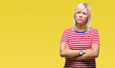 Genç güzel sarışın kadın izole arka plan şüpheci ve çapraz kolları olan yüzündeki gergin, onaylamayan ifade yüzünden. Negatif kişi.