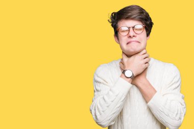 Gözlük üzerinde arka plan bağırarak izole ve çünkü boğmak yakışıklı delikanlı acı kendi ellerimle öldürürüm. Sağlık sorunu. Yaralarından ve intihar kavramı.