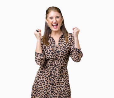 Güzel orta yaş olgun zengin kadın giyiyor leopar şaşırmış ve başarı için hayran kaldırdı kollarını açarak kutlama izole arka plan üzerinde elbise ve gözleri açık. Kazanan kavramı.