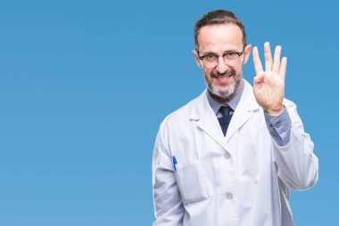 Orta yaş üst düzey ağarmış profesyonel adam gösterilen ve parmakları ile işaret izole arka plan üzerinde beyaz önlük giyen süre kendinden emin ve mutlu gülümseyerek dört numara.