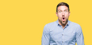 Korkuyor ve şok sürpriz ifade ile mavi gözlü yakışıklı iş adamı korku ve yüz heyecanlı.