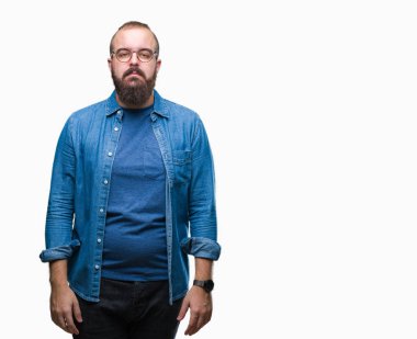 Üzerinde gözlük takan Genç beyaz hipster adam arka yüzünde ciddi bir ifade ile izole. Basit ve doğal kameraya bakıyor.