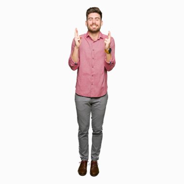 Casual adam geçiş parmakları umut ve gözler gülümseyen genç yakışıklı iş kapalı. Şans ve batıl kavramı.