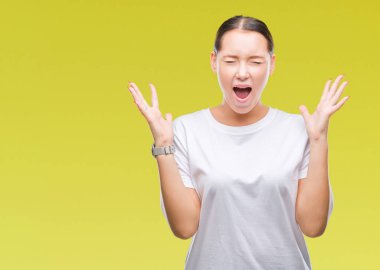 Genç güzel beyaz kadın deli ve silah ile başarı için deli kutluyor izole arka plan üzerinde kaldırdı ve heyecanlı çığlık gözler kapalı. Kazanan kavramı