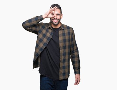 Genç yakışıklı adam gülümsüyor, parmakları ile mutlu yüz üzerinden seyir göz el ile ok jest yapıyor izole arka plan üzerinde.