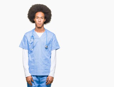 Kızgın ve korkmuş ağlıyor genç Afro-Amerikan Doktor adam afro saçlı depresif ve sıkıntı, endişe. Üzgün ifade.