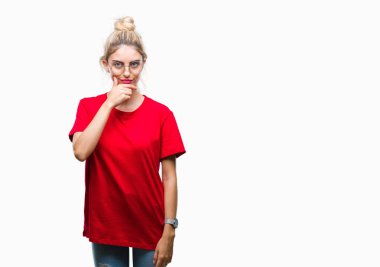 Kırmızı t-shirt ve gözlük üzerinde giyen genç güzel sarışın kadın arka plan emin çapraz kollar ve çeneme kaldırdı el ile gülümseme ile kameraya bakarak izole. Pozitif düşünce.
