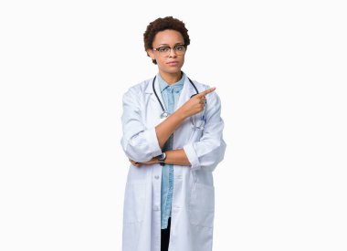 Tıbbi kat izole üzerinde giyen genç Afro-Amerikan doktor kadın yan gösteren reklam, ciddi ve sakin yüz el parmak ile işaret arka plan