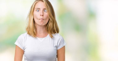 İzole arka plan yapma balık yüzüne dudaklı, çılgın ve komik bir jest Casual beyaz t-shirt giyen güzel ve genç birbayan. Komik ifade.