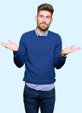 Genç yakışıklı bussines clueless ve şaşkın bir ifadeyle kollar ve eller kaldırdı dostum. Şüphe kavramı.