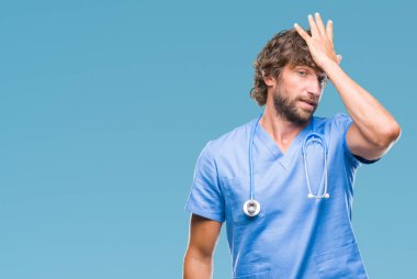 İzole arka kafasına hata için el ile sürpriz yakışıklı İspanyol cerrah doktor adam hata hatırlıyorum. Unuttum, kötü bellek kavramı.