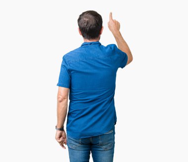 Yakışıklı orta yaş zarif komuta sizde izole üzerinde arka plan geriye doğru arkasında parmak eliyle işaret Posing