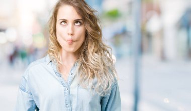 Güzel sarışın genç kadın izole arka plan yapma balık yüzüne dudaklı, çılgın ve komik bir jest. Komik ifade.