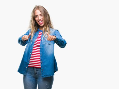 El ile pozitif jest yapıyor onaylama izole arka plan üzerinde sarışın güzel genç kadın başparmak gülümseyen ve başarı için mutlu. Kamera, kazanan jest arıyorsunuz.