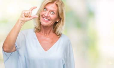 Orta yaş sarışın iş kadını gülümseyen izole arka plan ve boyutu işaret parmaklı ararken ve kamera işi el ile kendinden emin eller üzerinde. Ölçü kavramı.