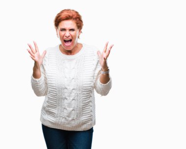 Arka plan deli kutluyor üzerinde kış kazak giyen Atrractive üst düzey beyaz Kızıl saçlı kadın izole ve crazy arms ile başarı için kaldırdı ve heyecanlı çığlık gözler kapalı. Kazanan kavramı