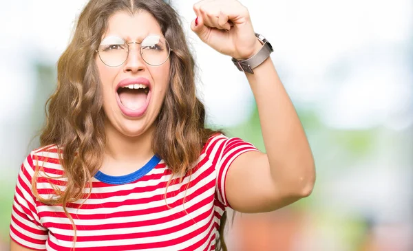 Joven Hermosa Mujer Con Gafas Enojado Loco Levantando Puño Frustrado — Foto de Stock