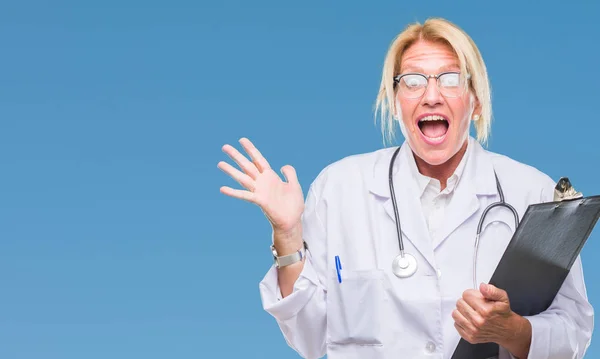 Mujer Médica Rubia Mediana Edad Sosteniendo Portapapeles Sobre Fondo Aislado — Foto de Stock