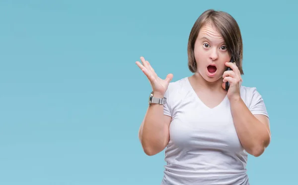 Jonge Volwassen Vrouw Met Het Syndroom Van Nemen Gebruikend Smartphone — Stockfoto