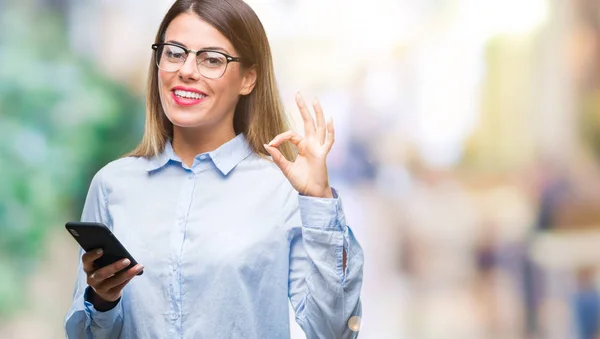 Joven Hermosa Mujer Negocios Mensaje Texto Utilizando Teléfono Inteligente Sobre —  Fotos de Stock