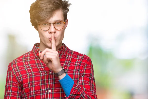 Mladý Pohledný Muž Nosí Brýle Izolované Pozadí Chce Být Potichu — Stock fotografie