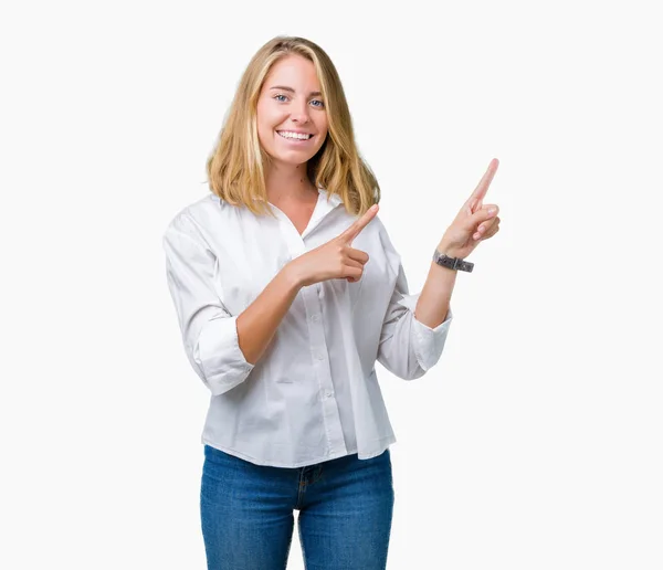 Hermosa Joven Mujer Negocios Sobre Fondo Aislado Sonriendo Mirando Cámara —  Fotos de Stock