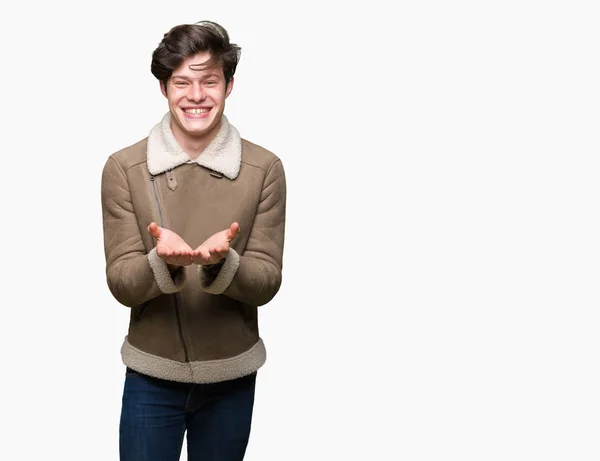 Junger Gutaussehender Mann Wintermantel Über Isoliertem Hintergrund Lächelnd Mit Handflächen — Stockfoto