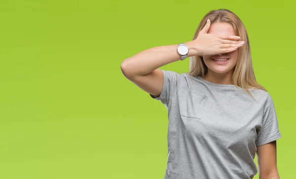 Mujer Caucásica Joven Sobre Fondo Aislado Sonriendo Riendo Con Mano —  Fotos de Stock