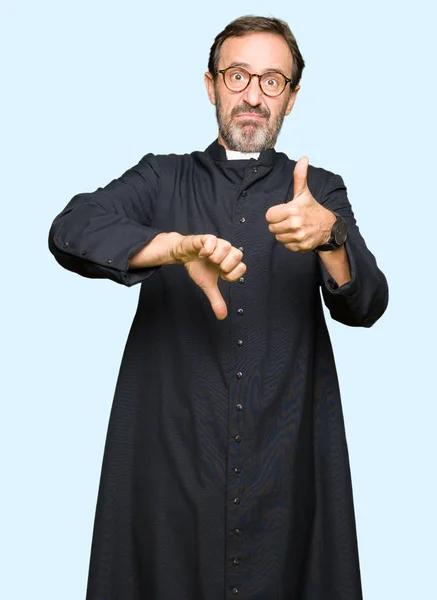 Sacerdote Mediana Edad Vestido Con Bata Católica Haciendo Pulgares Arriba —  Fotos de Stock