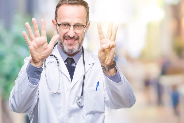 Medelåldern Hoary Överläkare Man Klädd Medicinsk Enhetlig Isolerade Bakgrund Visar — Stockfoto