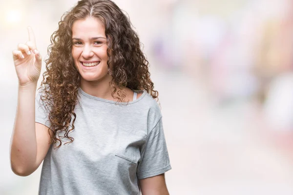 Bella Ragazza Bruna Capelli Ricci Indossare Look Casual Sfondo Isolato — Foto Stock