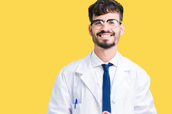 Der Junge Wissenschaftler Trägt Einen Weißen Mantel Über Isolierten Hintergrundhänden — Stockfoto