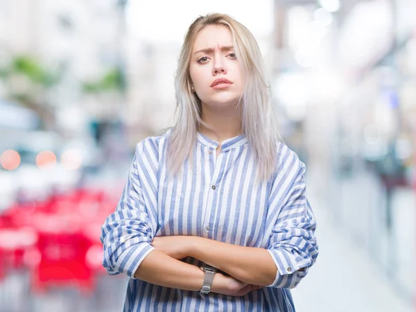 年轻的金发女人在孤立的背景怀疑和紧张 不赞成的表情在脸上交叉的武器 消极的人 — 图库照片