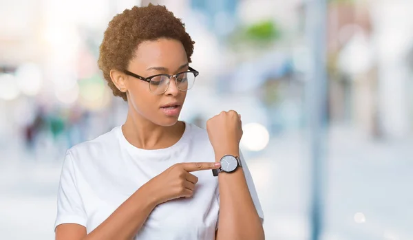 Hermosa Mujer Afroamericana Joven Con Gafas Sobre Fondo Aislado Prisa —  Fotos de Stock