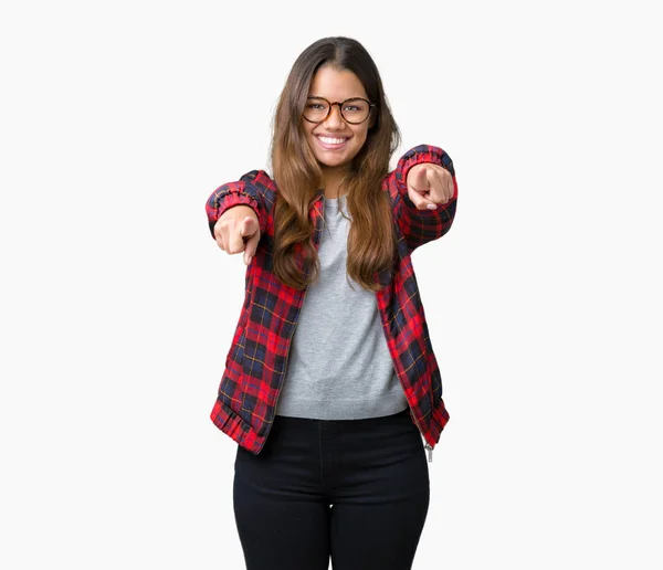 Joven Mujer Morena Hermosa Con Chaqueta Gafas Sobre Fondo Aislado —  Fotos de Stock